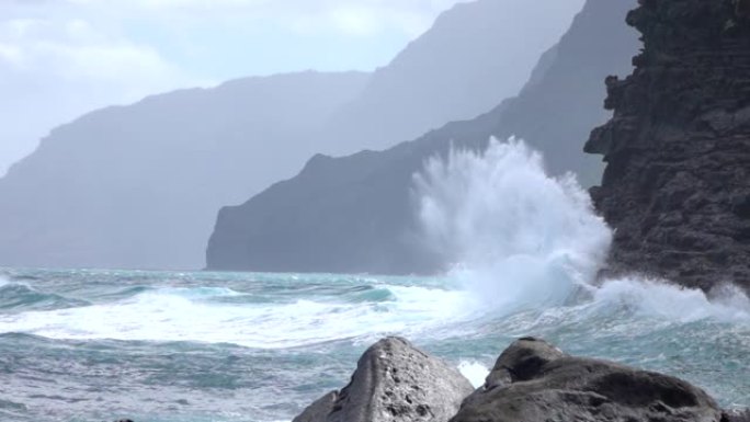 慢动作: 海水在考艾岛田园诗般的岩石海岸线上飞溅。