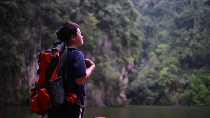 一名亚洲中国中年女性旅行徒步旅行，用背包探索怡保霹雳州马来西亚森林