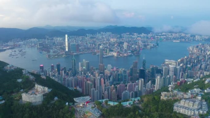 日落时鸟瞰香港城市及维多利亚港
