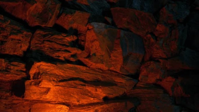 火光照亮岩石洞穴墙