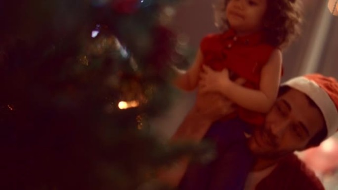无辜的儿童和装饰圣诞节新年前夕礼物