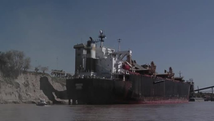 谷物船在南美阿根廷圣达菲省罗萨里奥港装载。