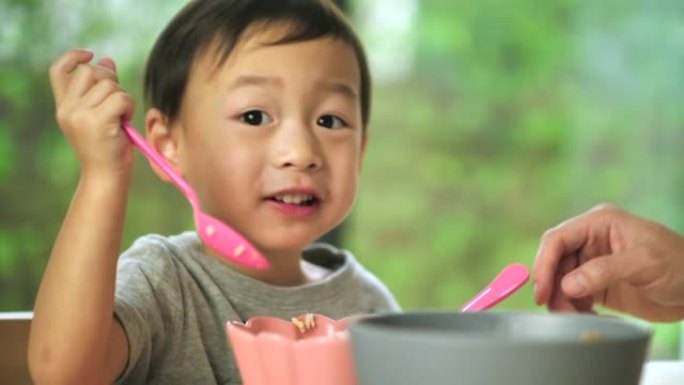 亚洲男孩自己吃早餐