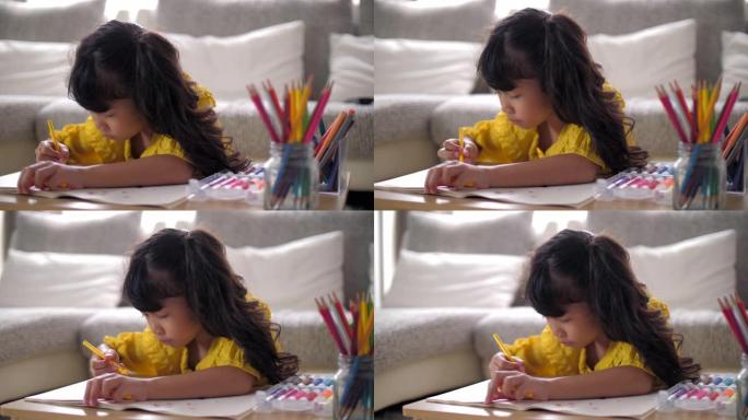 小女孩在家在客厅做作业