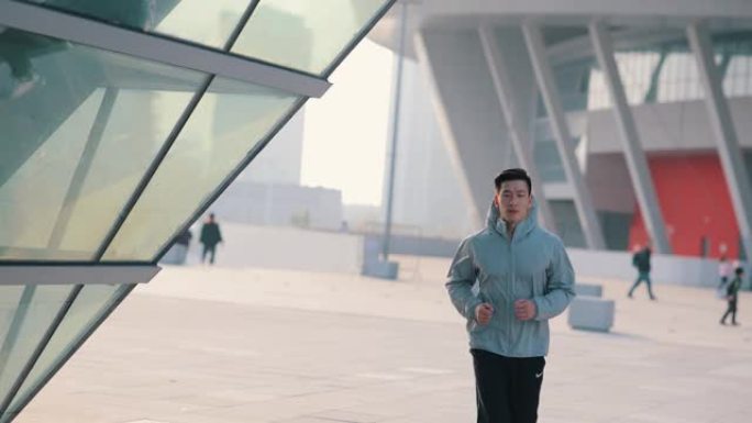 年轻人慢跑运动青年自信步伐城市奔跑