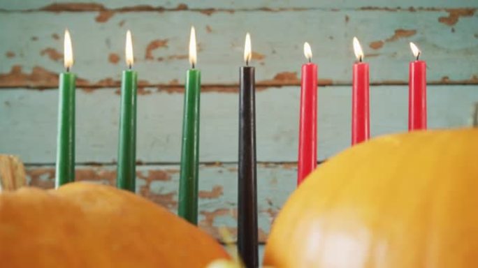 七支点燃的蜡烛和万圣节南瓜的组成
