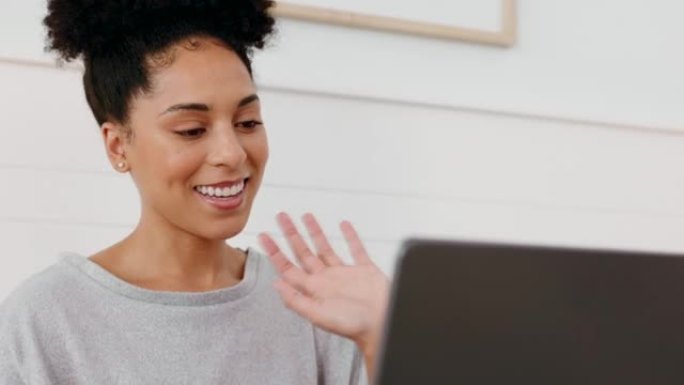 与一名黑人妇女一起在计算机上进行快乐的视频通话，兴奋和数字好消息。来自纽约的一个人的幸福和惊讶的面孔