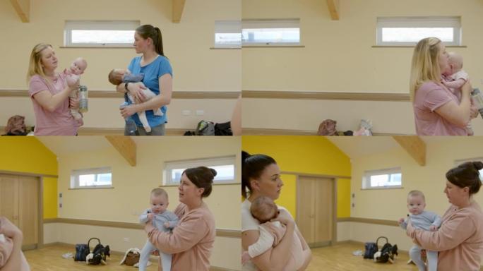 瑜伽课后聊天产后课程瑜伽家庭妇女带娃