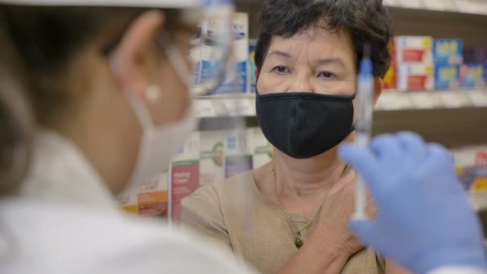 药剂师戴口罩时接种疫苗