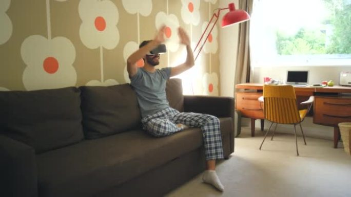 一个年轻人在家中使用VR耳机的4k视频片段
