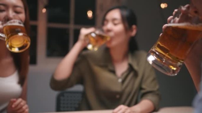 亚洲人正在庆祝他们碰杯啤酒的节日