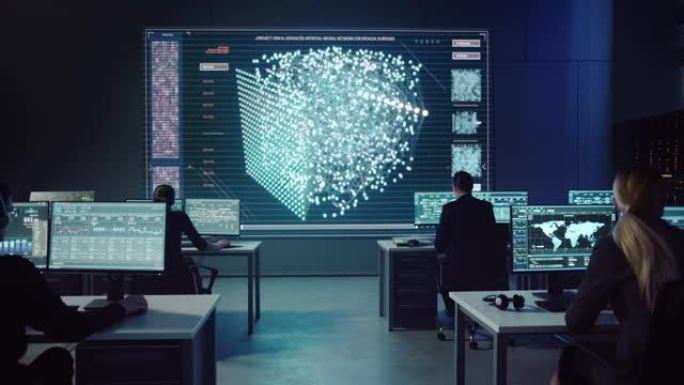 专业的计算机数据科学工程师团队在台式机上工作，屏幕上显示图表，图形，信息图表，技术神经网络数据和统计