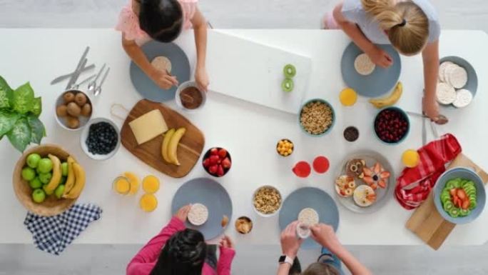 健康的午餐和新鲜的饮食，孩子们一起从上面制作美味的小吃。幼儿准备用水果坚果黄油和谷物营养的年糕的开销