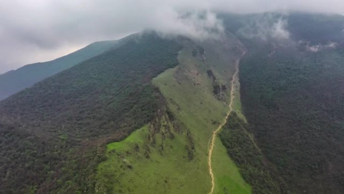 中国四川的九顶山高山大山山谷山脊山背