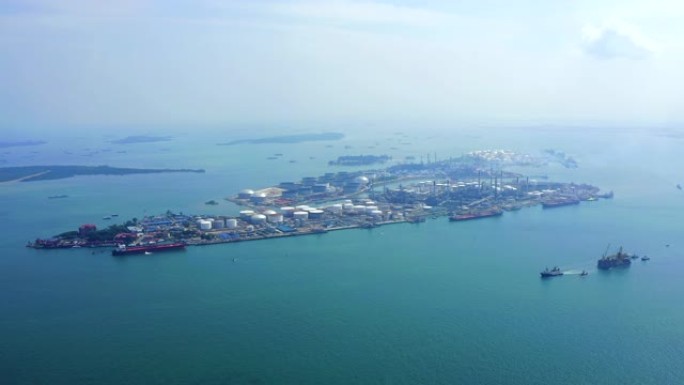 世界上最大的炼油厂位于马拉加海峡。新加坡