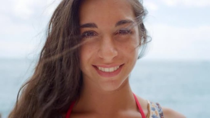 暑假在海滩上微笑的肖像美女