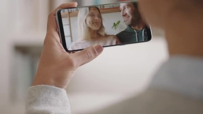 年轻女子使用智能手机视频聊天快乐夫妇展示结婚戒指分享订婚享受手机连接上的庆祝关系4k镜头