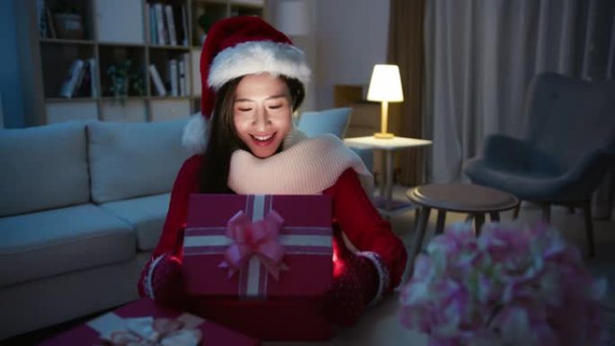 亚洲女性打开礼物盒