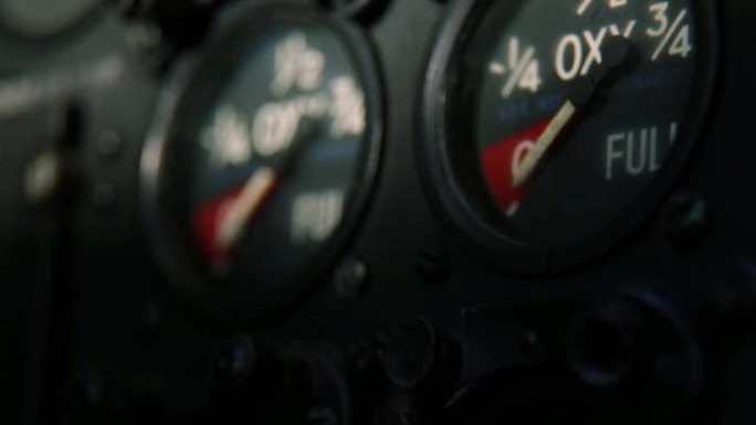 一架旧战机上的氧气表。特写。