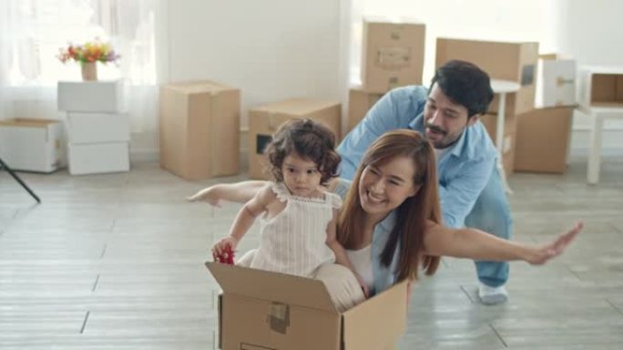现代家庭在搬到新家时与孩子玩耍，慢动作