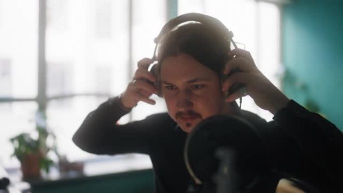 音乐家戴上耳机制作音乐艺术