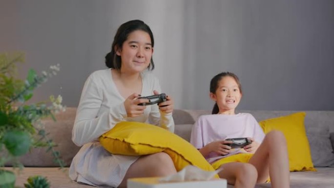 亚洲兄弟少女在与兄弟在家玩游戏机时击败姐妹