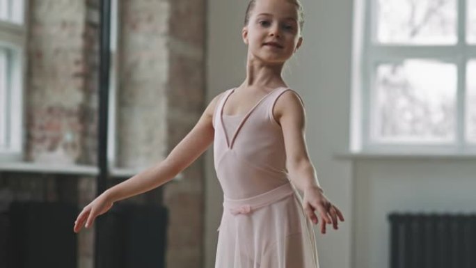 小芭蕾舞演员站在脚趾上摆姿势