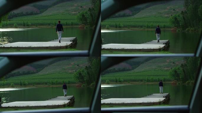 男子离开湖边的汽车