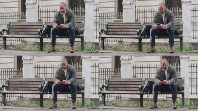 严肃，随意和放松的男人坐在公园的长椅上，在电话上打字，浏览社交媒体并检查通知。男性企业家和盖伊阅读和