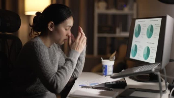 亚洲人深夜工作压力与现代家庭客厅笔记本电脑的项目研究问题