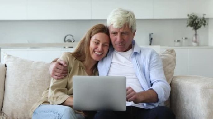 年迈的父亲和千禧一代的女儿一起使用笔记本电脑度过周末