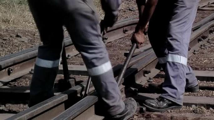 铁路工人在阿根廷圣达菲省罗萨里奥附近修复损坏的旧轨道。