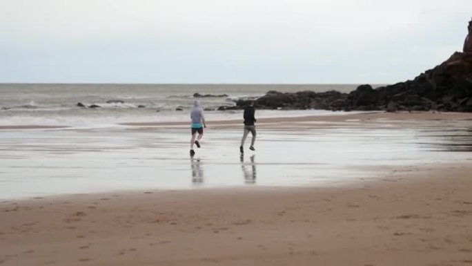 和朋友一起跑步飞奔视频素材海滩沙滩