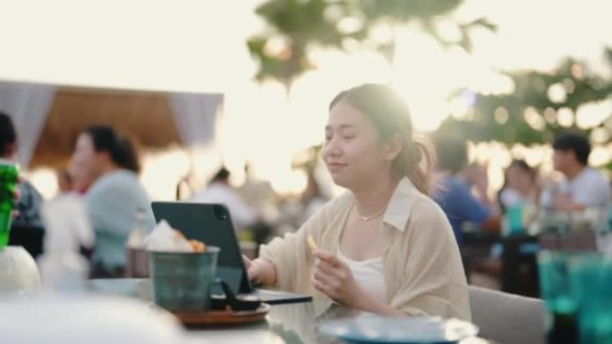 在社交媒体上分享夏日。