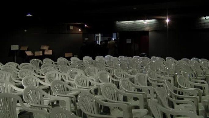观众进入阿根廷一排塑料椅子的小礼堂。