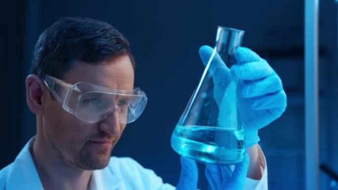 一位年轻的科学家在带有蓝色液体的大型实验室烧瓶中观察化学反应的结果，然后将其输入计算机