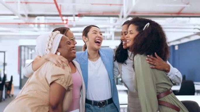 团队建设中的商业女性拥抱办公室庆祝、成功和对多元化、平等和营销代理的热爱。快乐的创意员工或朋友在工作