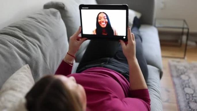 女人在家和朋友视频聊天