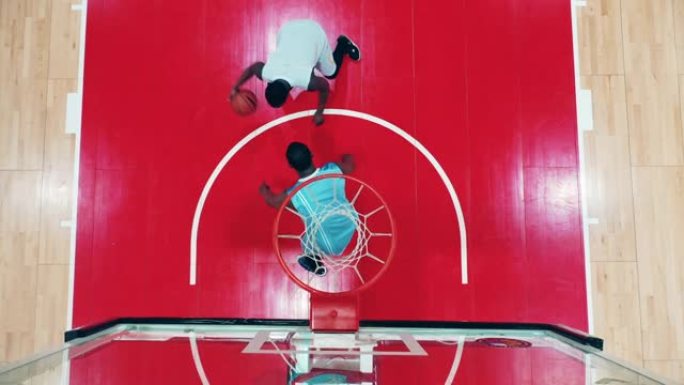 篮球比赛中两个对手的俯视图
