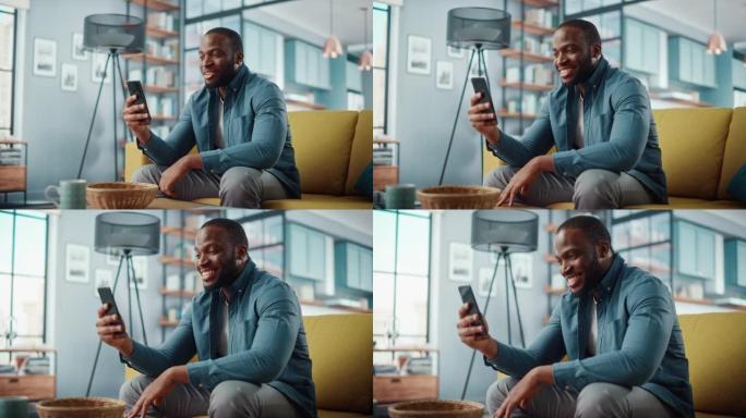 兴奋的黑人非裔美国人坐在客厅的沙发上，正在智能手机上进行视频通话。快乐的人在家里微笑，通过互联网与同