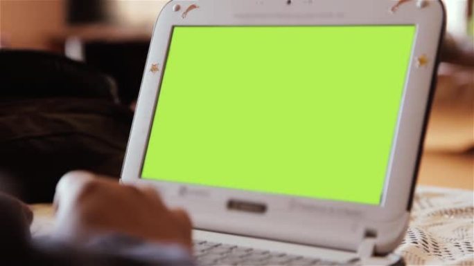 绿色屏幕的笔记本电脑。特写。