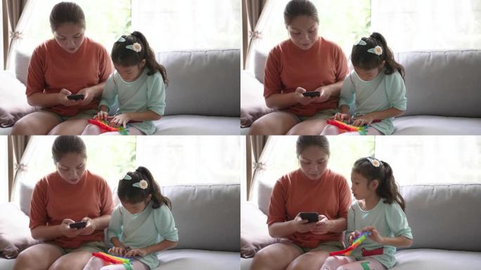 母亲带着女儿在家玩耍学习