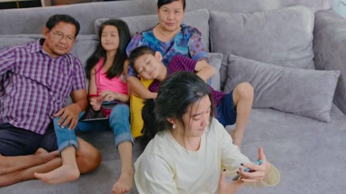 结合家庭喜欢在智能手机上自拍。