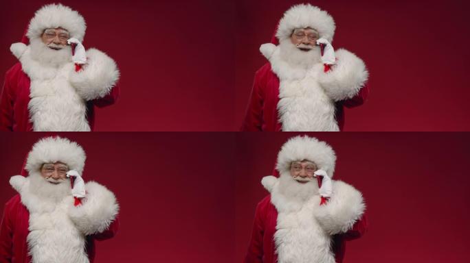 笑着的圣诞老人站在红色背景上的电话交谈，右边是复印空间