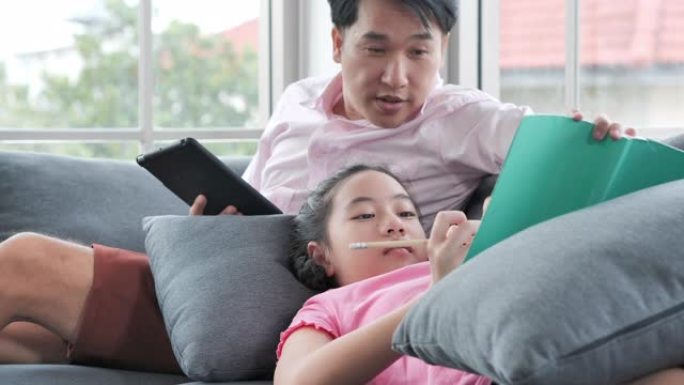 亚洲父亲家庭，女儿11岁，在家上学，在家上学，在家预防冠状病毒或Covid-19.Young，父母父