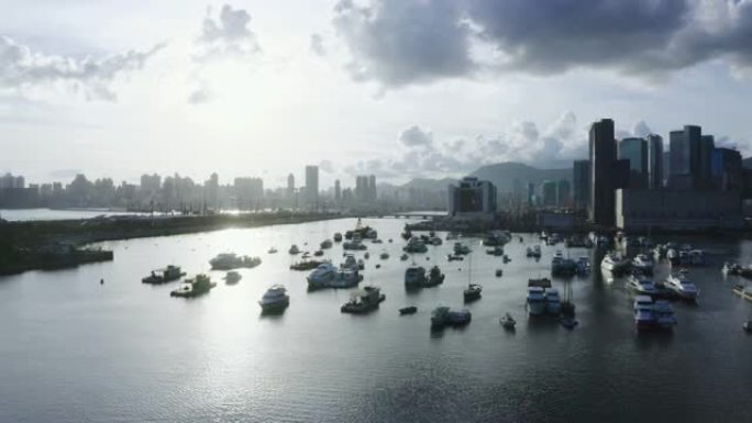 来自海滨港口的香港城市景观照片。