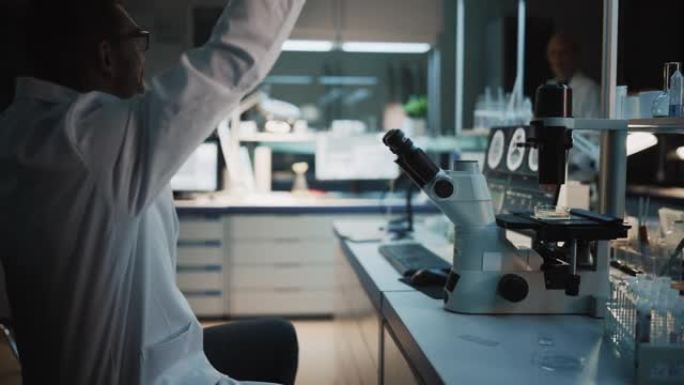 令人惊讶的男性研究科学家在显微镜下研究病毒疫苗样本时做出了重要发现。他打电话给同事，并与其他生物工程