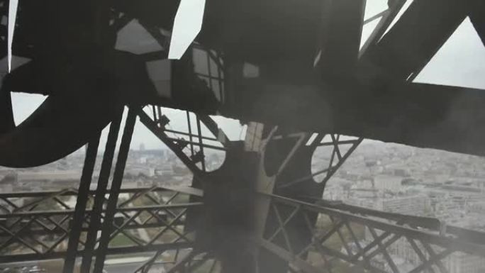 从法国巴黎埃菲尔铁塔的电梯内可以看到巴黎。