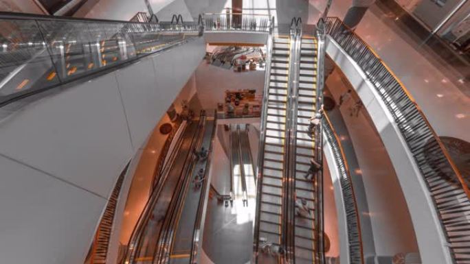 人流拥挤的现代购物中心中的延时自动扶梯