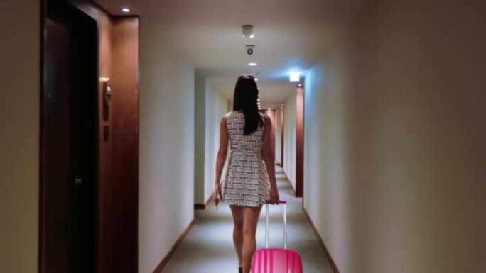 旅馆里带着手提箱的女人